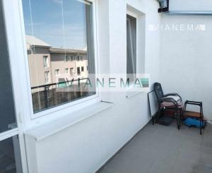 IBA U NÁS! Exkluzívne ponúkame 1-izb. byt s parkovaním, Slovenský Grob