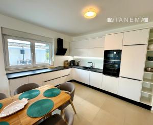 IBA U NÁS! Zariadený 4-izbový apartmán s parkovaním Vila Ugljan