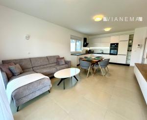 IBA U NÁS! Zariadený 4-izbový apartmán s parkovaním Vila Ugljan