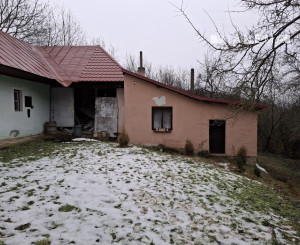 Chalupa na spoločnom pozemku pod horami nad obcou Haluzice