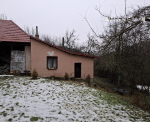 Chalupa na spoločnom pozemku pod horami nad obcou Haluzice