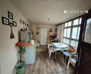 Chalupa na spoločnom pozemku pod horami nad obcou Haluzice