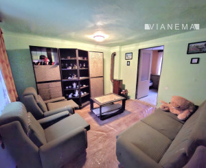 Chalupa na spoločnom pozemku pod horami nad obcou Haluzice