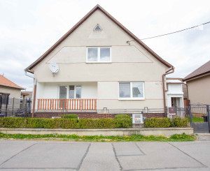 IBA U NÁS! REZERVOVANÉ! Veľký RD s úžit.200m2 a pozem.946 m2