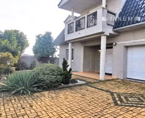 REZERVOVANÝ IBA U NÁS! Veľkorysý rodinný dom len 9 km od Nitry