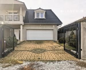 REZERVOVANÝ IBA U NÁS! Veľkorysý rodinný dom len 9 km od Nitry