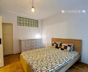 IBA U NÁS! svetlý a priestranný byt s dubovými parketami