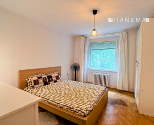 IBA U NÁS! svetlý a priestranný byt s dubovými parketami