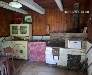 IBA U NÁS! Drevenica so stodolou na predaj - Dolná Mariková