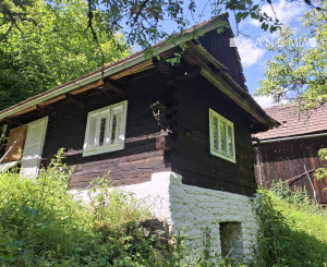 IBA U NÁS! Drevenica so stodolou na predaj - Dolná Mariková