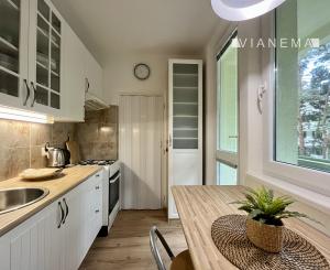 IBA U NÁS! Prenájom 1-izbového bytu s klímou a loggiou, BA-Rača