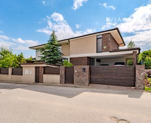 Na predaj 6-izbový dom s bazénom, Limbach