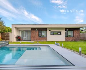 IBA U NÁS! Na predaj 4i bungalov s bazénom, Dunajská S,735m2