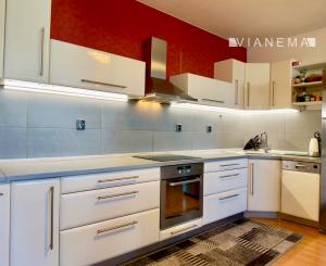 IBA U NÁS! Svetlý 4i byt s terasou a loggiami v Ružinove