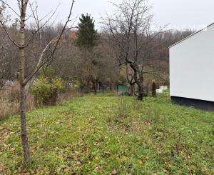 NA PREDAJ! Lukratívny pozemok s chatou v Myslave