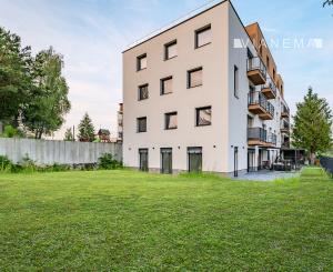 IBA U NÁS! Byt s benefitmi domu, 4i, terasa a pozemok 450m2