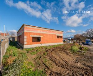 PRIPRAVUJEME! Na predaj 4i dom, hrubá stavba, Dvorec,569m2