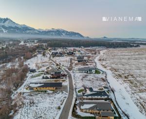 IBA U NÁS! Slnečný stavebný pozemok vo Veľkej Lomnici