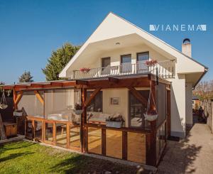 IBA U NÁS!! Zrekonštruovaný rodinný dom v Ivanke pri Dunaji