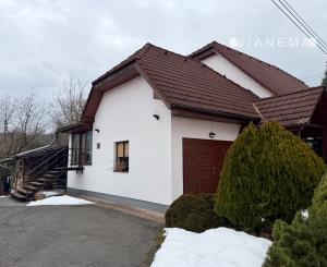 IBA U NÁS! Rodinný dom s väčšou záhradou - Lednické Rovne