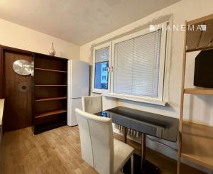 NA PREDAJ! 3 izbový byt v pôvodnom stave - Karola Adlera