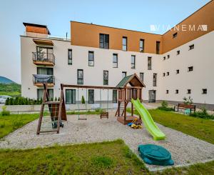 IBA U NÁS! Novostavba 3i bytu s TOP výhľadom, Pov.Bys.,71m2