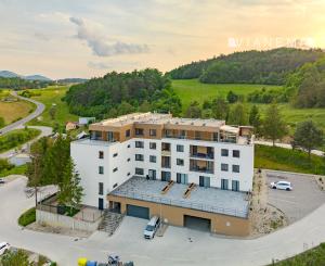 IBA U NÁS! Novostavba 3i bytu s TOP výhľadom, Pov.Bys.,71m2