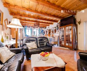 IBA U NÁS! Na predaj 7-izbový rodinný dom, 338 m2, Podhájska