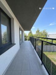 NA PREDAJ! priestranný 2 izbový byt s veľkometrážnou terasou