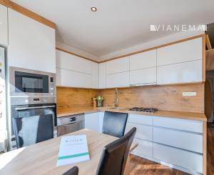 IBA U NÁS! Na predaj zrekonštruovaný 4i byt s balkónom, PP