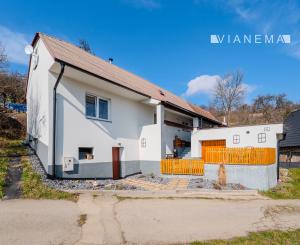 IBA U NÁS! Na predaj útulná chalupa LUBINA, polosamota 958m2