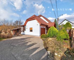 IBA U NÁS! Rodinný dom s krásnou záhradou - Lednické Rovne