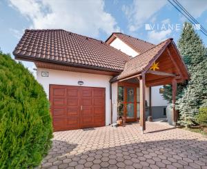 IBA U NÁS! Rodinný dom s krásnou záhradou - Lednické Rovne