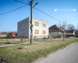 IBA U NÁS! 7 izbový dom s veľkým pozemkom 1685 m2 v pôvodnej časti Miloslavova - Investičná príležitosť