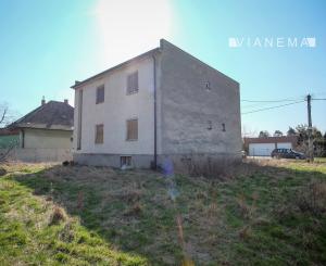 IBA U NÁS! 7 izbový dom s veľkým pozemkom 1685 m2 v pôvodnej časti Miloslavova - Investičná príležitosť