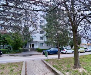 NA PREDAJ! 2i byt, Bratislava, Ružinov-Pošeň, Čmelíková ul.