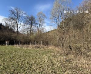 NA PREDAJ! Rekreačný pozemok pri potoku v obci Valaská Belá