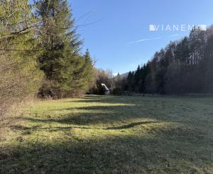 NA PREDAJ! Rekreačný pozemok pri potoku v obci Valaská Belá