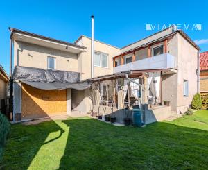 IBA U NÁS! NA PREDAJ prémiové rodinné sídlo v Kálnici 938m2
