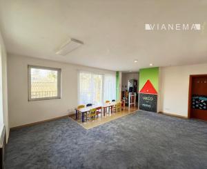 IBA U NÁS! Na predaj priestranná budova pre sídlo firmy, škôlku  či showroom v Ružinove-Mokrý Záhon