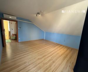 IBA U NÁS! Na predaj priestranná budova pre sídlo firmy, škôlku  či showroom v Ružinove-Mokrý Záhon