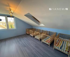 IBA U NÁS! Na predaj priestranná budova pre sídlo firmy, škôlku  či showroom v Ružinove-Mokrý Záhon