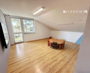 IBA U NÁS! Na predaj priestranná budova pre sídlo firmy, škôlku  či showroom v Ružinove-Mokrý Záhon