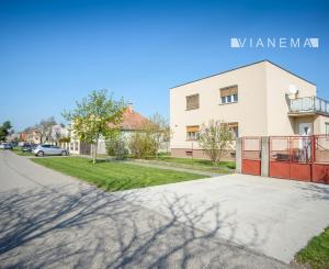 IBA U NÁS! 7 izbový dom s veľkým pozemkom v pôvodnej časti Miloslavova