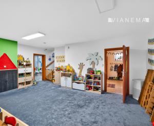 IBA U NÁS! NA PREDAJ PRIESTRANNÝ 6-IZBOVÝ RODINNÝ DOM S VEĽKÝM POZEMKOM A INVESTIČNÝM POTENCIÁLOM – BRATISLAVA, MOKRÁŇ ZÁHON (RUŽINOV)