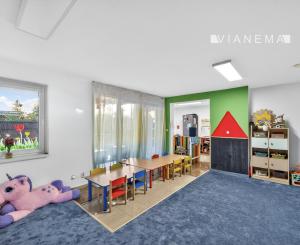 IBA U NÁS! NA PREDAJ PRIESTRANNÝ 6-IZBOVÝ RODINNÝ DOM S VEĽKÝM POZEMKOM A INVESTIČNÝM POTENCIÁLOM – BRATISLAVA, MOKRÁŇ ZÁHON (RUŽINOV)