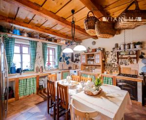 IBA U NÁS! Na predaj 7-izbový investičný dom, 338 m2, Podhájska