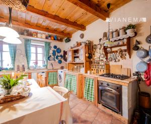 IBA U NÁS! Na predaj 7-izbový investičný dom, 338 m2, Podhájska