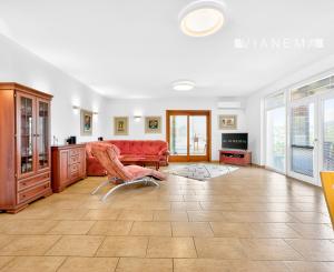 IBA U NÁS!Rodinný 6i dom-sídlo, 9008m2 pozemok, Nová Baňa