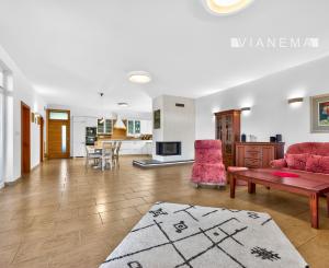 IBA U NÁS!Rodinný 6i dom-sídlo, 9008m2 pozemok, Nová Baňa